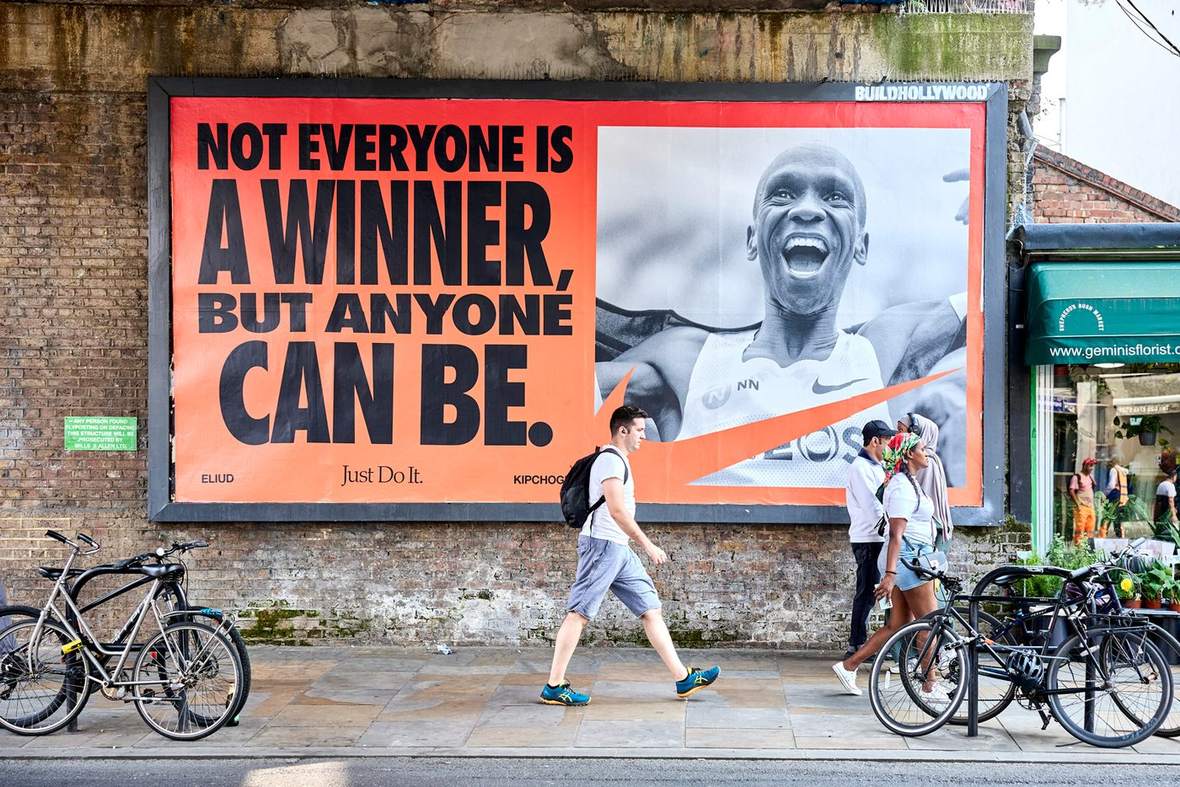 Affichage Nike Not everyone is a winner but anyone can be, avec un portrait d'Eliud Kipchoge