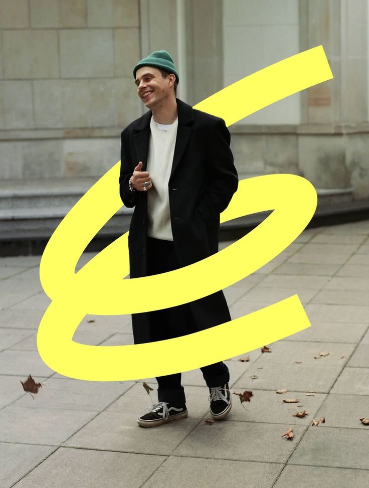 Photo de rue avec un fil jaune epais enroule autour d'un passant