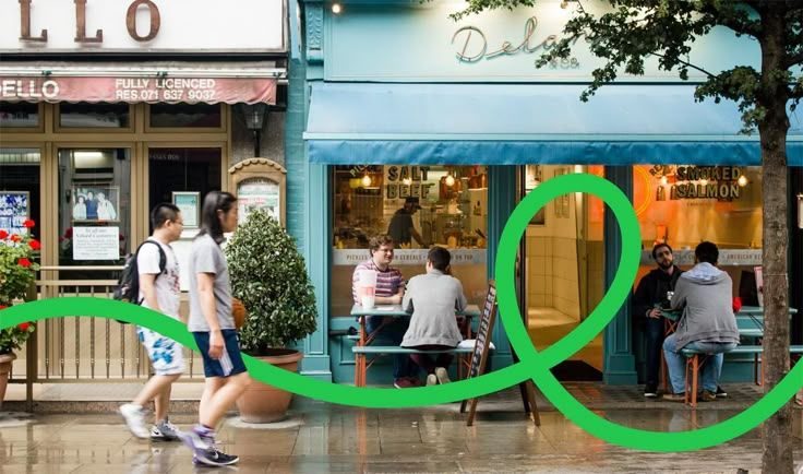 Rue commercante avec un fil vert qui serpente au premier plan