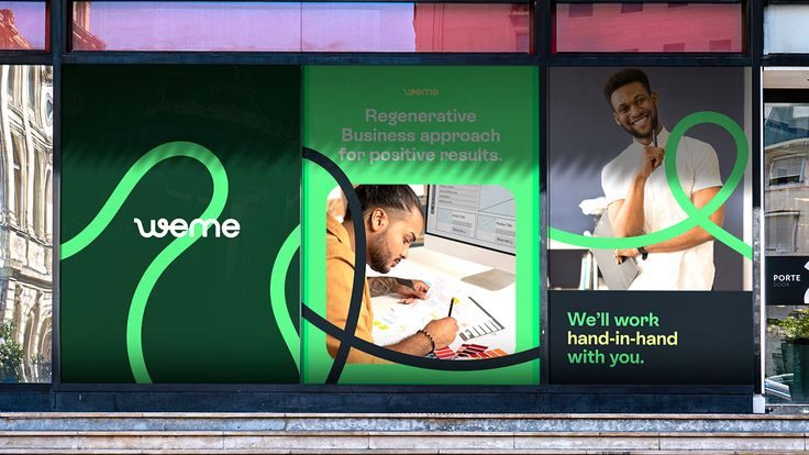 Vitrine d'agence habillee d'un fil vert decline sur trois panneaux