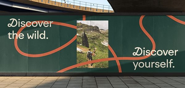 Palissade verte avec un fil orange et deux accroches typographiques