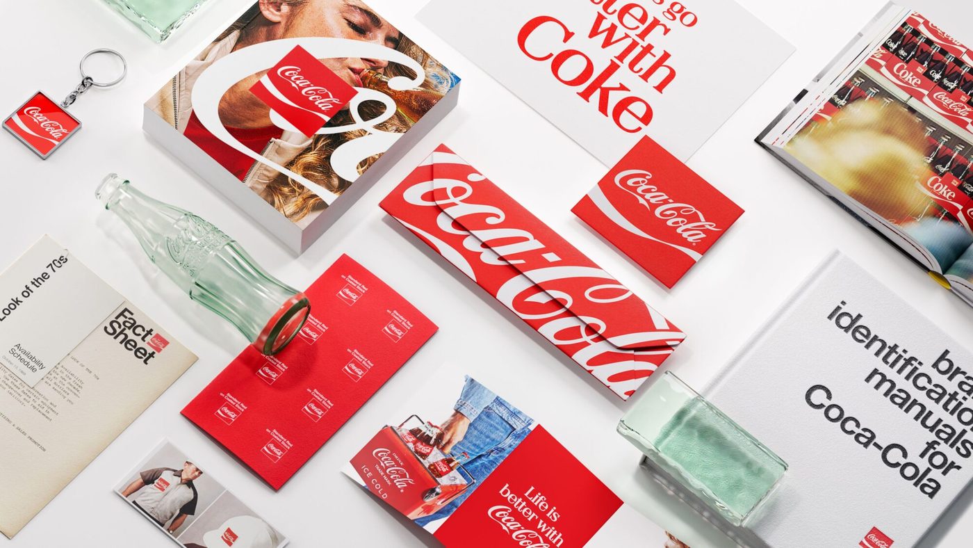 Supports historiques Coca-Cola etales, dont le brand identification manual